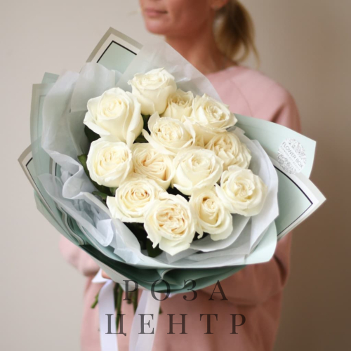 13 роз белого оттенка в нежном оформлении