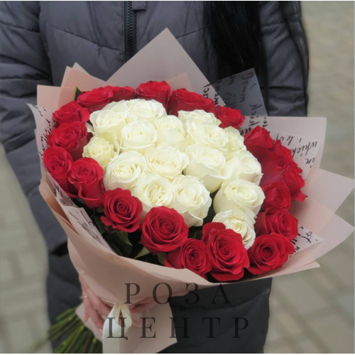 35 красных и белых роз 60 см