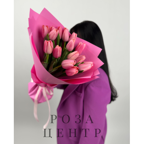 Розовые тюльпаны в ярком оформлении