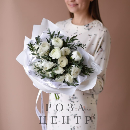 Белые ранункулюсы с эвкалиптом