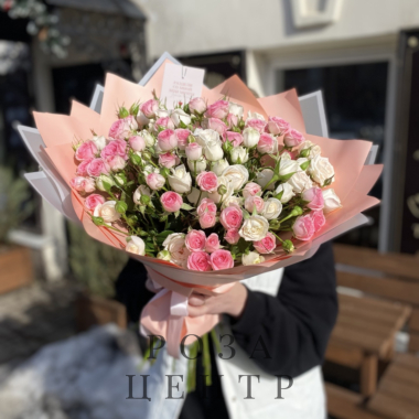 Букет из нежных кустовых роз