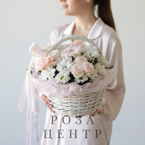 Корзина с цветами в розово-белых тонах Корзина с цветами в розово-белых тонах
