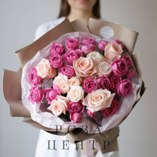 Кустовые и одноголовые розы микс в пышном оформлении Кустовые и одноголовые розы микс в пышном оформлении