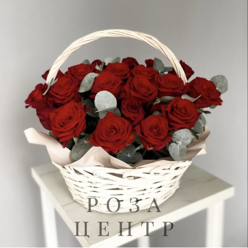 Розы с эвкалиптом в корзинке «Lolli & Pops»