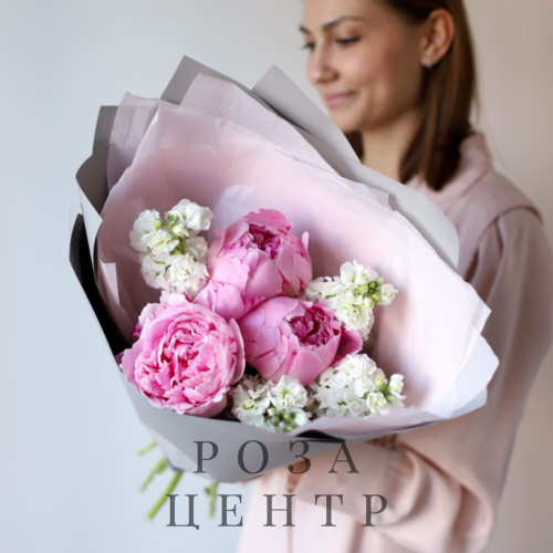 Дуо букет из пионов и маттиолы 
